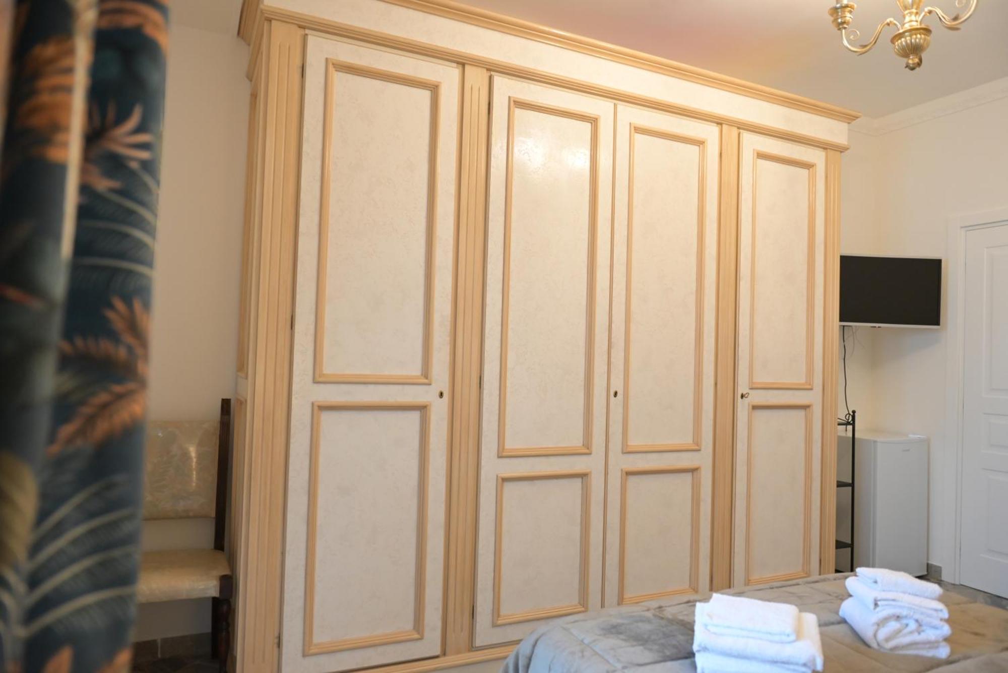 The Rooms Of Swami Bari Exteriör bild